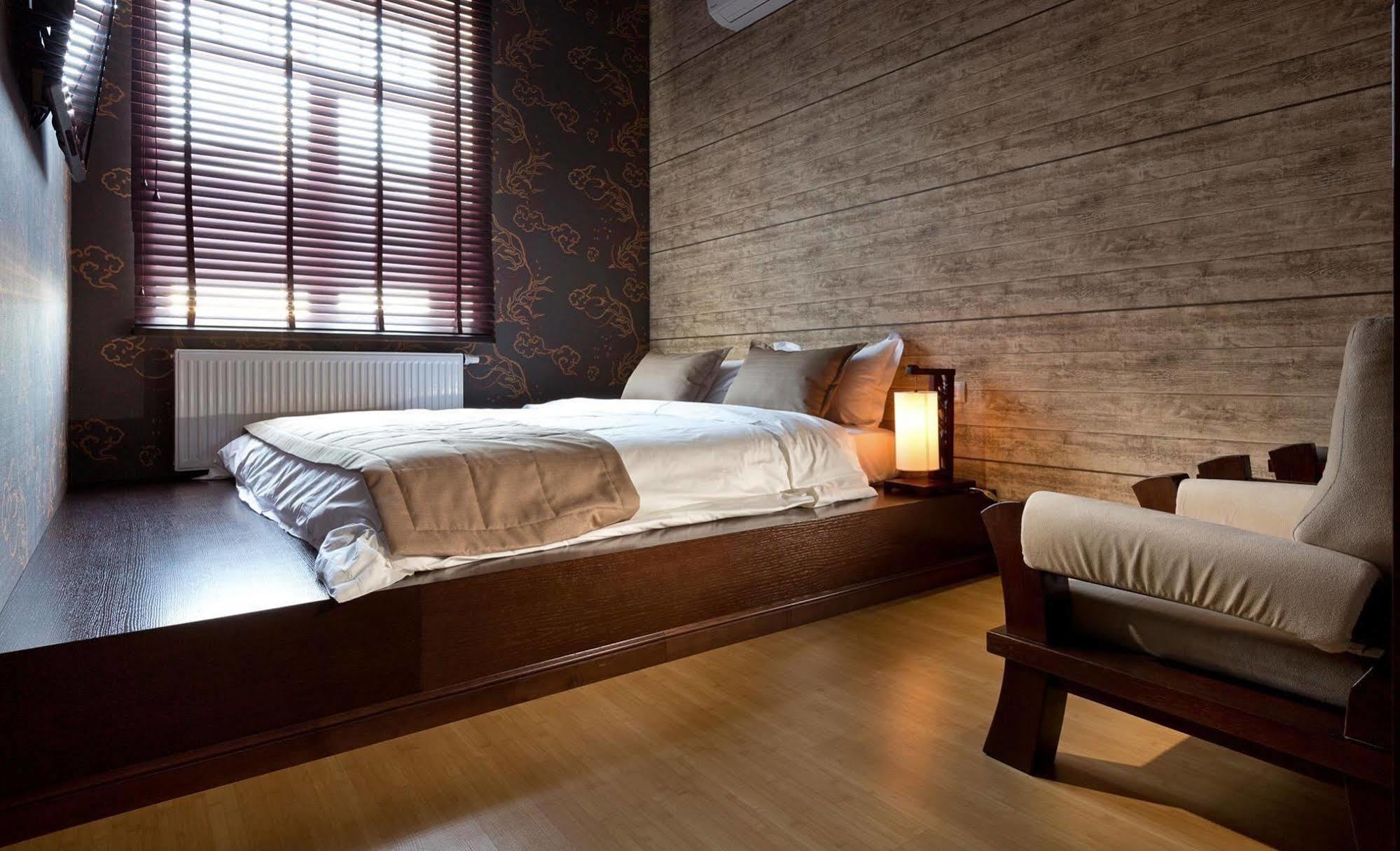De Gaulle Boutique Hotel Харков Екстериор снимка
